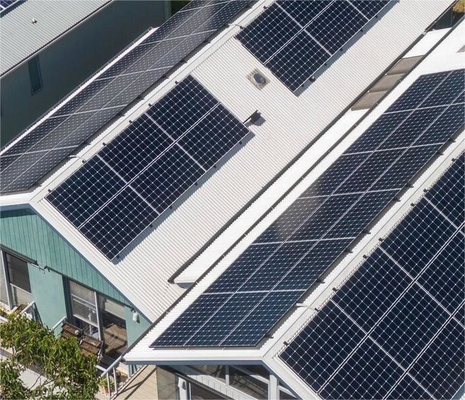 Volledig zonne-energiesysteem met MPPT-controller en energieopslag